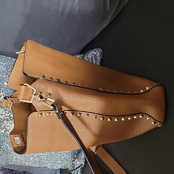 VALENTINO GARAVANI  Pebbled Calfskin Rockstud Flip-Lock Messenger Bag - Picture 7 of 13